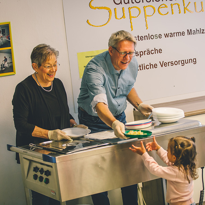 Herr Steininger bei der Unterstützung der Suppenküche