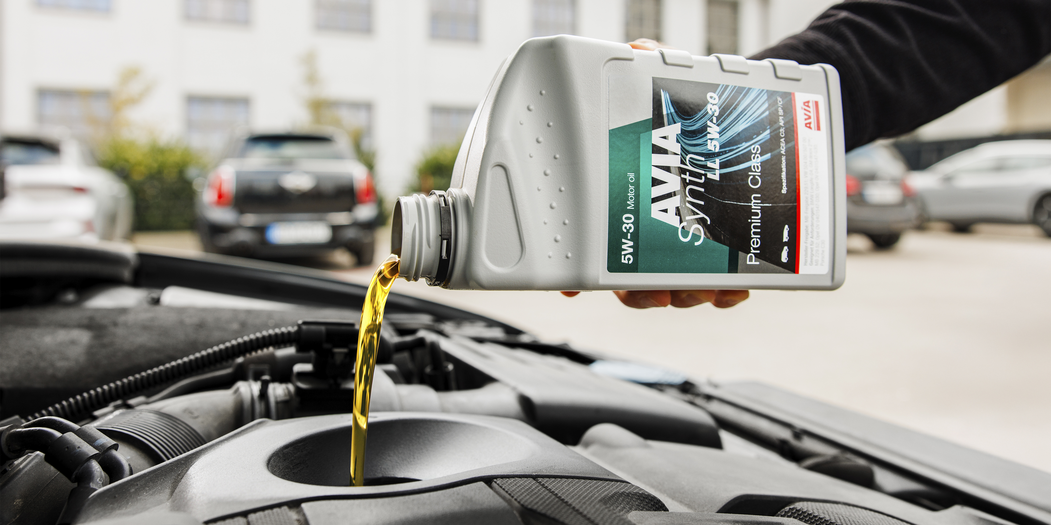 Es wird Öl im Motorraum nachgefüllt