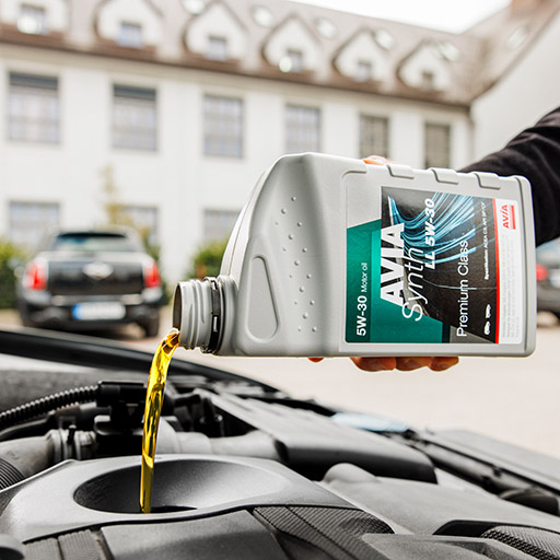Motoröl wird nachgefüllt